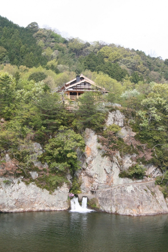 匹見川の断崖に建つ家